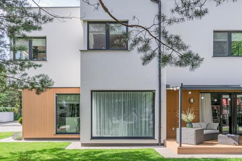 Jak rozmieścić okna w domu, by maksymalnie wykorzystać światło i energię słoneczną